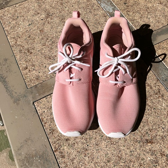 Pink Nike Roshe Shoes - Picture 6 of 7